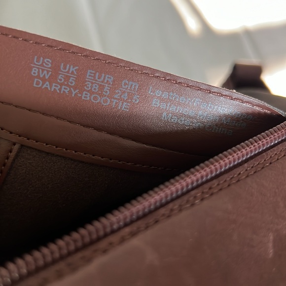 Naturalizer Darry Water-Repellent Leather Lightweight Lug Sole Chelsea Booties - Picture 5 of 13